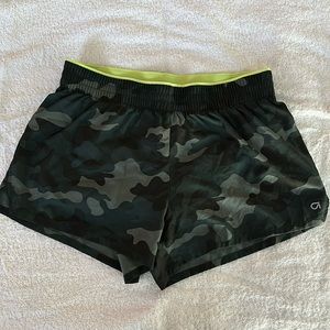Gap G sprint women’s running shorts camo Medium